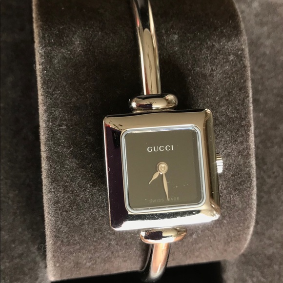Ladies GUCCI Watch. Bangle style. 1900 L